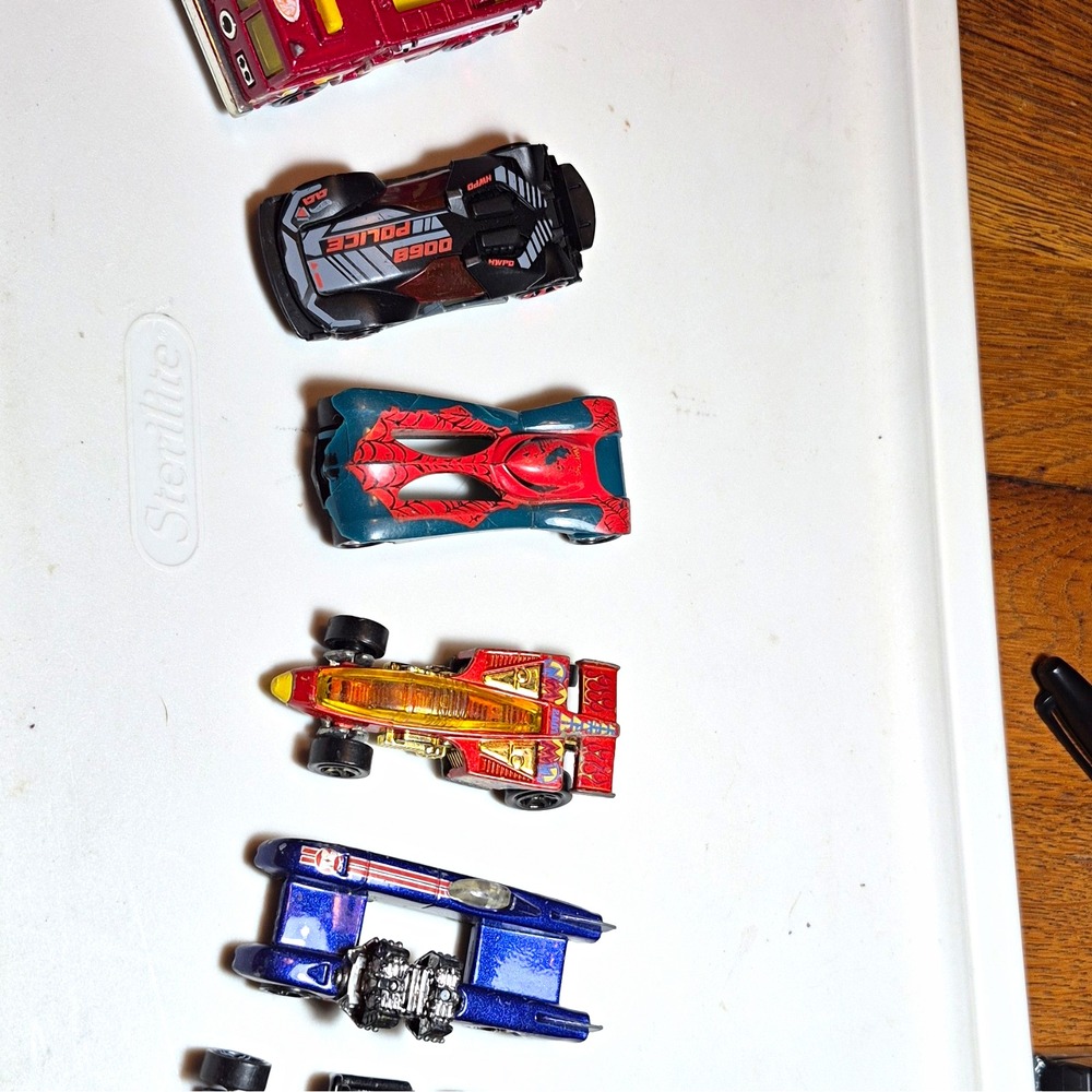 Lot# 1 of 6 cars Hot Wheels Diecast 1:64 Car Lot Cyber Speeder Spider-Man rivets
